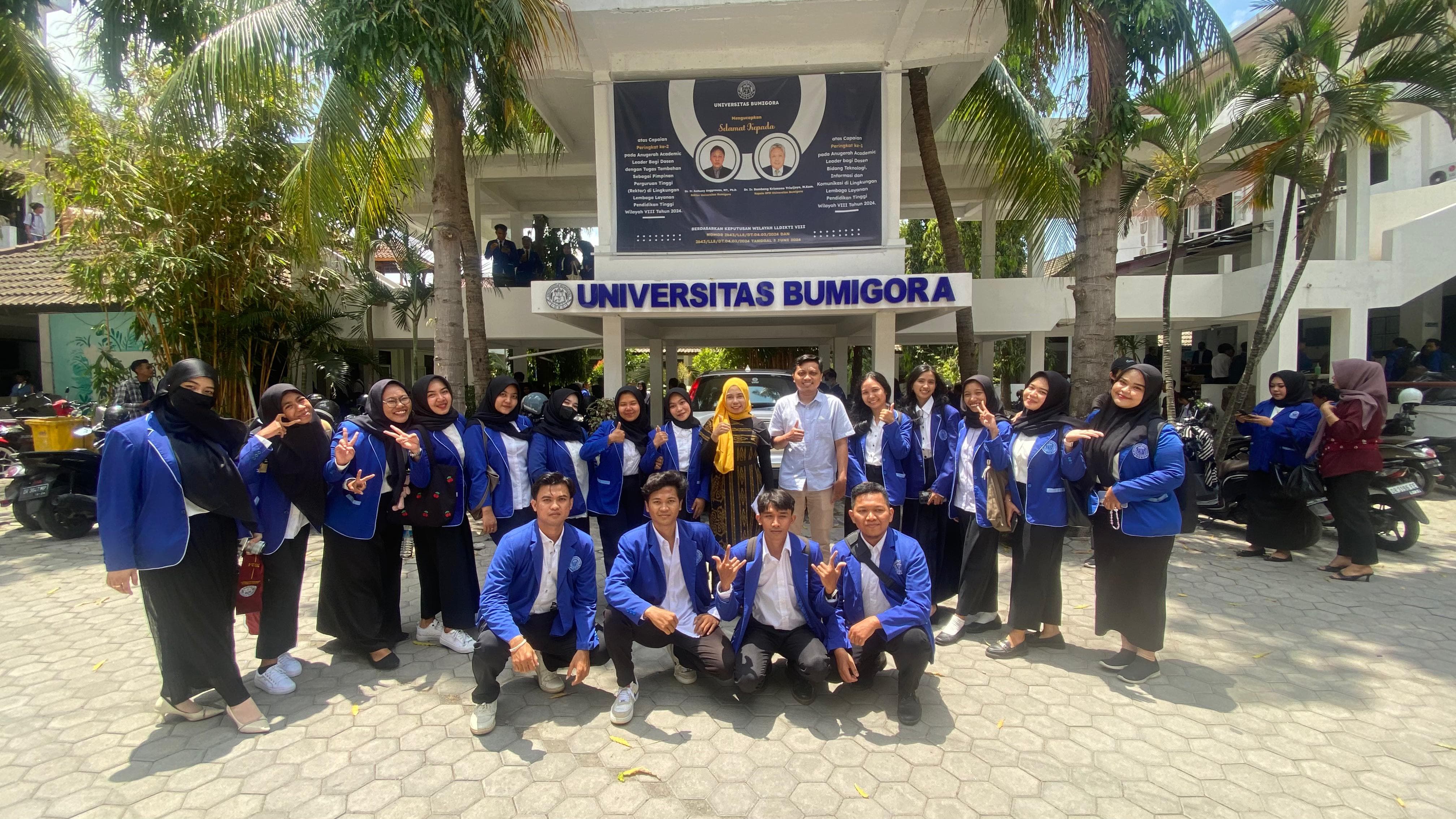 Mahasiswa Farmasi Dan Dosen Farmasi Foto Bersama