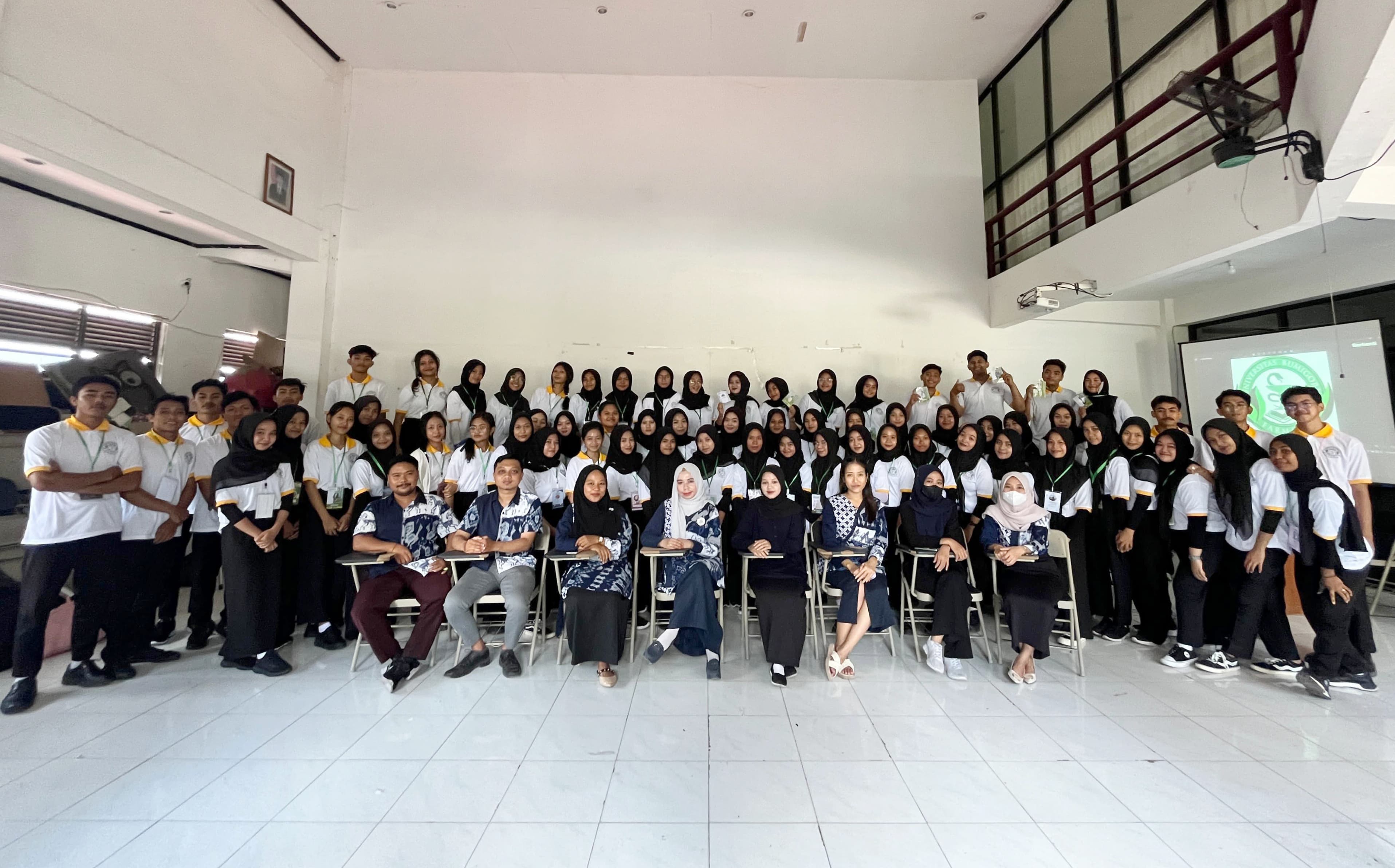 Mahasiswa Farmasi Dan Dosen Farmasi Foto Bersama